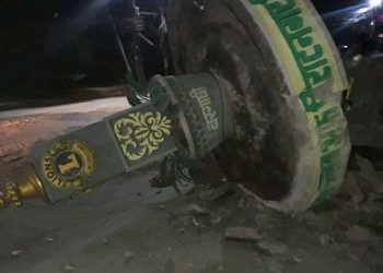 सडक विस्तारका क्रममा रुख काटिएपछि बनाएको स्तम्भ, ट्रकको ठक्करबाट भाँचियो