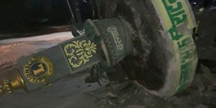सडक विस्तारका क्रममा रुख काटिएपछि बनाएको स्तम्भ, ट्रकको ठक्करबाट भाँचियो