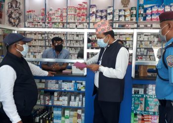जथाभावी मूल्य तोकेर स्वास्थ्य सामाग्री बिक्री गर्ने धरानका पसललाई कारबाही