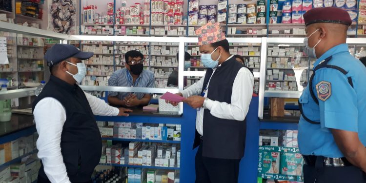 जथाभावी मूल्य तोकेर स्वास्थ्य सामाग्री बिक्री गर्ने धरानका पसललाई कारबाही
