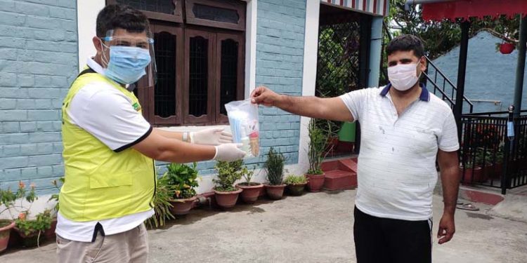 प्रेस चौतारी इटहरीद्धारा कोरोना संक्रमित पत्रकारलाई अक्सिमिटर