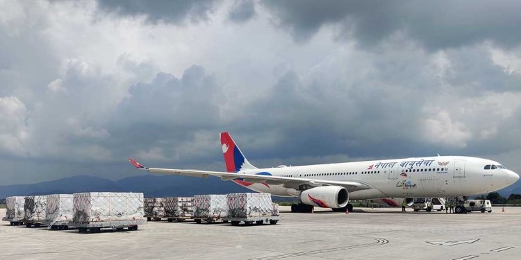 चीनले अनुदानमा दिएको आठ लाख डोज खोप नेपाल आइपुग्यो