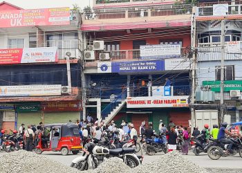 इटहरीका बैँकहरु खुलेपछि चहलपहल बढ्यो (तस्वीरहरुसहित)