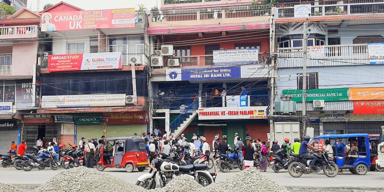 इटहरीका बैँकहरु खुलेपछि चहलपहल बढ्यो (तस्वीरहरुसहित)