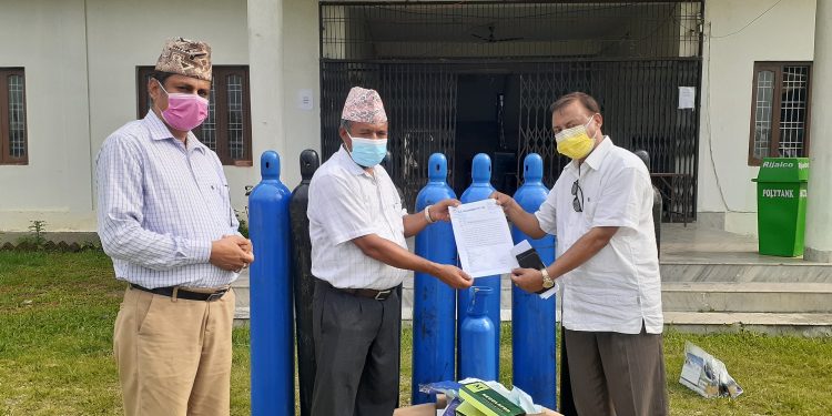 इटहरीको आइसोलेसनलाई अक्सिजनसहितका स्वास्थ्य सामग्री हस्तान्तरण