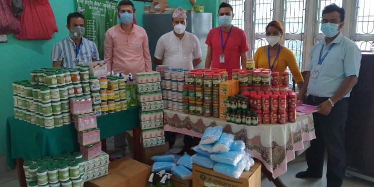 आयुर्वेद औषधी व्यवसायी संघ प्रदेश १ द्धारा ठूलो परिमाणको औषधी कोरोना संक्रमितलाई निःशुल्क