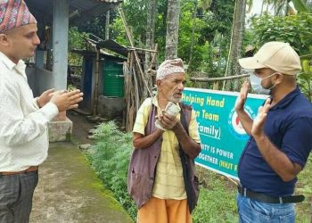 एकै हातको सहाराले जीविकोपार्जन गर्दै आएका दुलाललाई ३८ हजार सहयोग