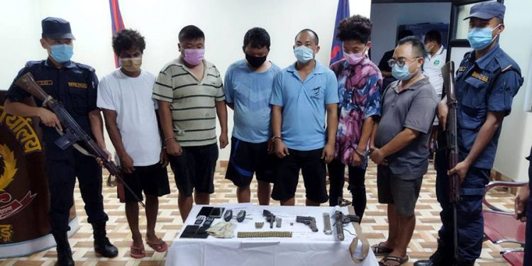 तरहरा बसोबास गर्ने २ र अरु ४ जना मिलेर सुन्दरहरैँचामा रहेको सुनपसल लुटपाट गर्ने लुटेरा मोरङ प्रहरीद्धारा सार्वजनिक