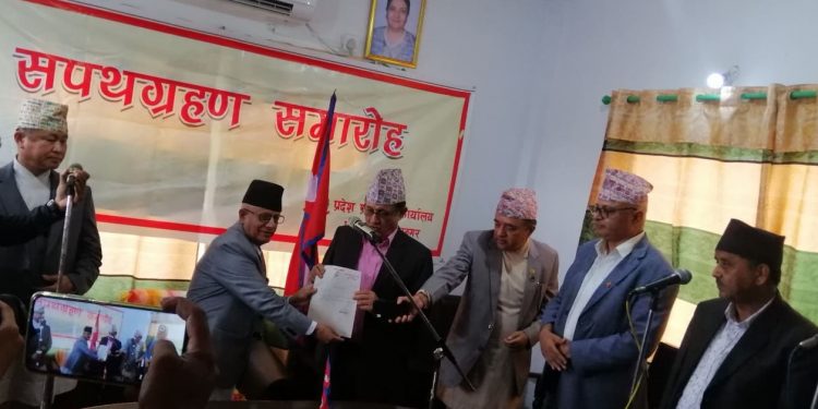 प्रदेश १ को मुख्यमन्त्रीमा भीम आचार्यले लिए पद तथा गोपनियताको सपथ