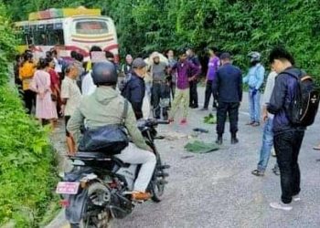 बसलाई ओभरटेक गर्ने क्रममा दुर्घटना हुँदा मोटरसाइकलमा सवार व्यक्तिको मृत्यु