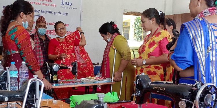 इटहरीमा सीप सिकेका महिलालाई सिलाई मेशिन हस्तान्तरण