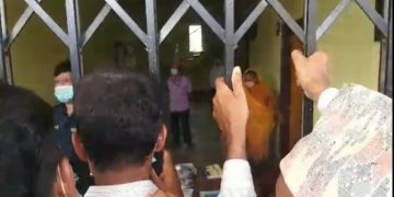 इटहरीमा खोपको विषयमा विवाद, कांग्रेस कार्यालय सचिवमाथि अपहरण शैलीमा कार्यकक्षमा थुनियो