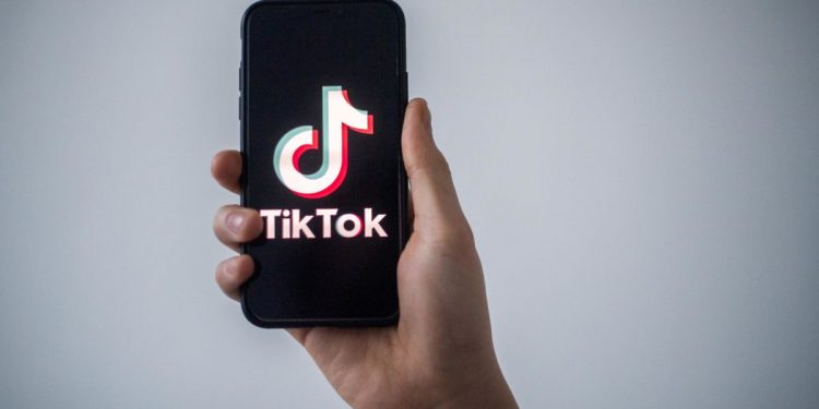 ओखलढुङ्गामा प्रहरीले टिकटक लगायतका मनोरञ्जनका एपहरू चलाउन नपाउने