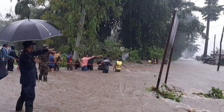 तरहराको पानीपिया क्षेत्र डुबान, नेपाली सेना र प्रहरीले उद्दार गर्दै