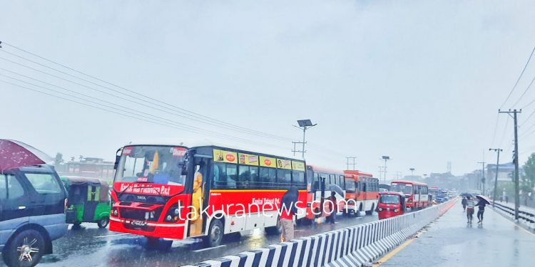 धरान जाने सबै सवारी साधन तरहरामा रोकिए, सयौँ यात्रु अलपत्र (तस्वीरहरूसहित)