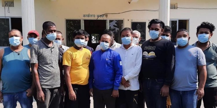 बराहक्षेत्रमा बहादुर खड्काको घरमा कौडा खेलिरहेको अवस्थामा १५ जुवाडे पक्राउ