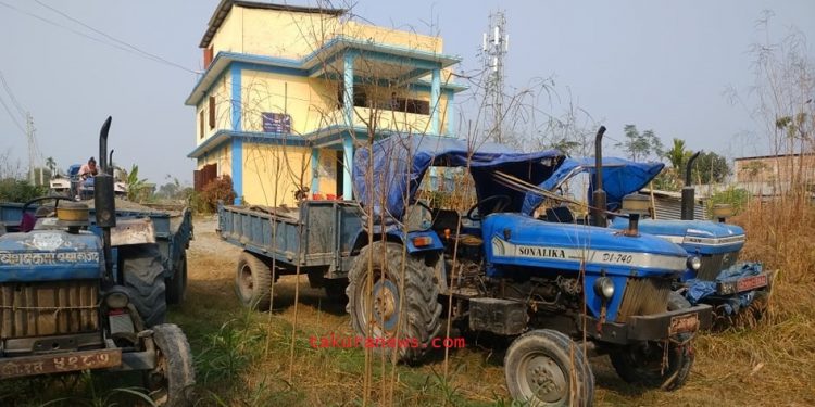 इटहरीमा अबैध रूपमा गिट्टी–बालुवा चोरी गर्ने सातवटा ट्याक्टरसहित चालक पक्राउ