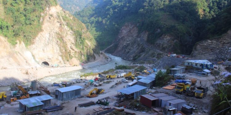 अरुण तेस्रो जलविद्युत आयोजनामा कार्यरत मजदुरको ढुंगाले किचेर मृत्यु