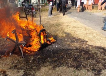 धरानको महेन्द्र क्याम्पसका प्रमुखको कुर्सी जलाइयो, विद्यार्थीहरू आन्दोलित (तस्वीरहरूसहित)