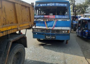 इटहरीको पश्चिम लाइन टेम्पो स्टेन्ड नजिकै बसले दियो ट्रिपरलाई ठक्कर