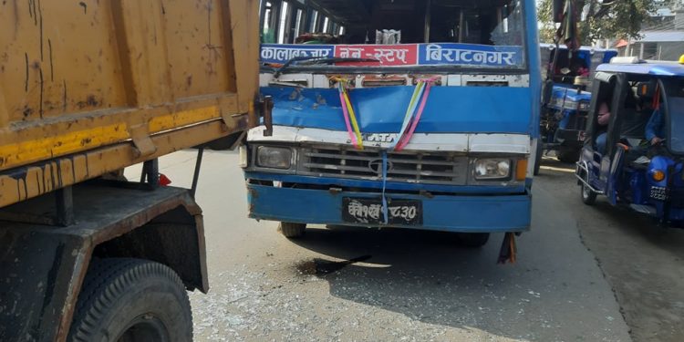 इटहरीको पश्चिम लाइन टेम्पो स्टेन्ड नजिकै बसले दियो ट्रिपरलाई ठक्कर