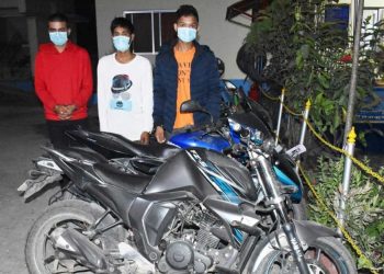 मोटरसाइकल चोरीमा संलग्न तीन पक्राउ