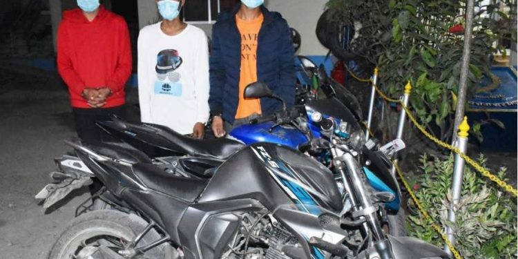 मोटरसाइकल चोरीमा संलग्न तीन पक्राउ