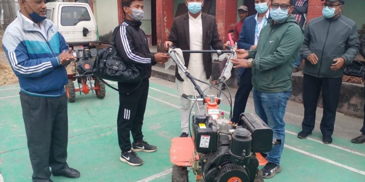 धरानमा कृषकलाई ‘पावर ट्रिलर’ हस्तान्तरण
