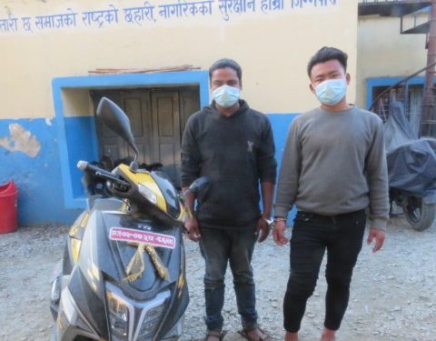 स्कुटर चोरी गरेको अभियोगमा तरहराका दुई युवक पक्राउ