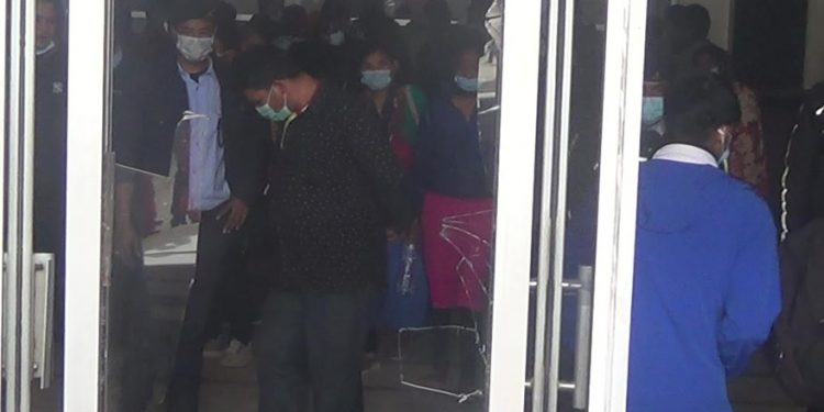 नोबेलमा तनाव, विद्यार्थी र सुरक्षा गार्डबीच झडप