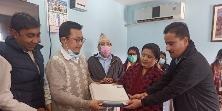 इटहरी अस्पताललाई पोर्टेवल अल्ट्रासाउण्ड मेसिन हस्तान्तरण