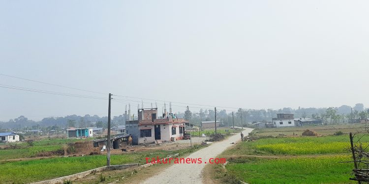 इटहरीको एउटा गाउँ : कर तिर्न मोरङमा, सेवासुविधा सुनसरीमा