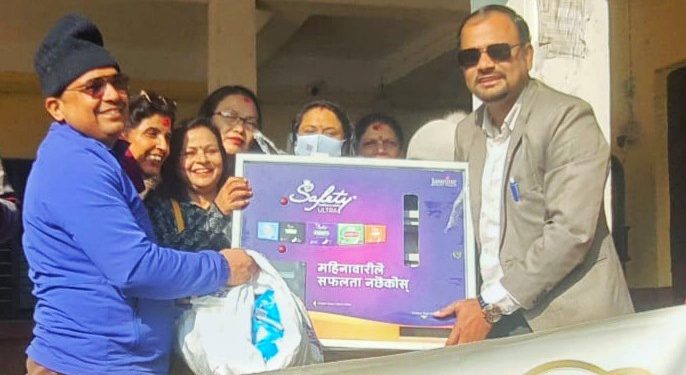 पाथीभरा एड्भरटाइजिङ प्रालिद्वारा विद्यालयमा भेन्डिङ मेसिन सहित सेनेटरी प्याड वितरण