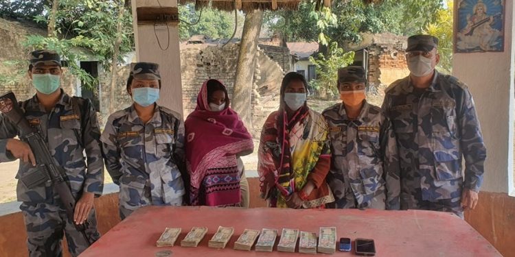 गुप्ताङ्गमा लुकाएर ल्याएको छ लाख रुपैँयासहित दुई महिला पक्राउ