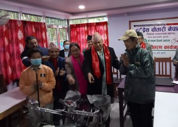 प्रेस चौतारी सुनसरीद्वारा पत्रिका वितरकलाई साइकल प्रदान