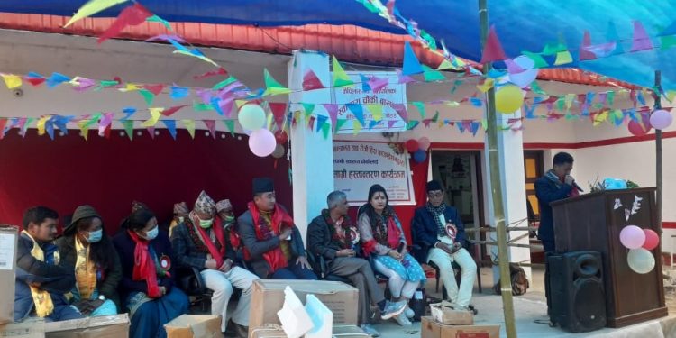 खोटाङमा बासपानी स्वास्थ्य कार्यालयलाई स्वास्थ्य सामग्री हस्तान्तरण