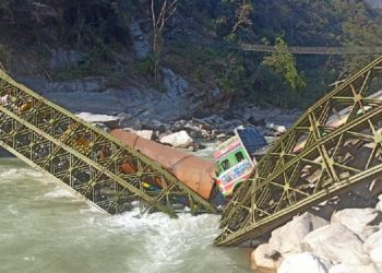 संखुवासभामा अरुण नदीको बेलिब्रिज भाँचियो, तीनवटा ट्रक खस्यो