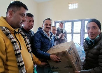 कांग्रेस केन्द्रीय सदस्य राजीव ढुंगानाले दिए मधेशा स्वास्थ्य चौकीमा स्वास्थ्य सामाग्री