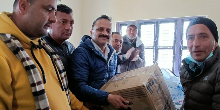 कांग्रेस केन्द्रीय सदस्य राजीव ढुंगानाले दिए मधेशा स्वास्थ्य चौकीमा स्वास्थ्य सामाग्री