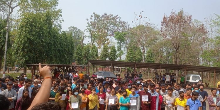 इन्जिनियरिङ क्याम्पसका विद्यार्थीको भविष्यमाथि खेलवाड गरेको भन्दै क्याम्पस प्रमुखको कुर्सी जलाइयो (भिडियो)