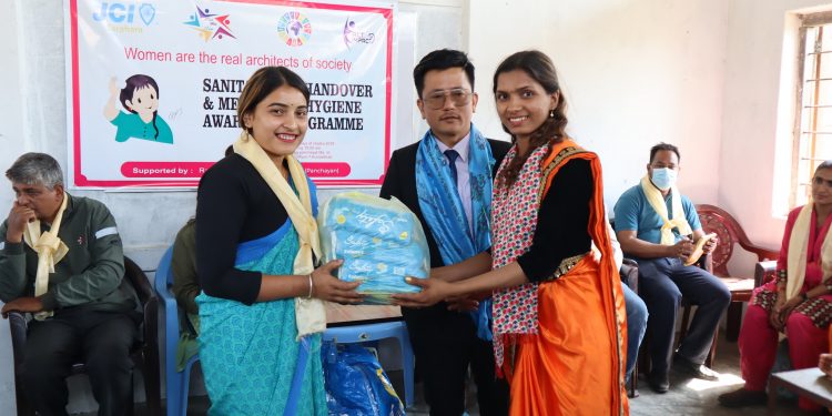 तरहरा जेसीजद्वारा विद्यालयमा स्यानिटरी प्याड वितरण