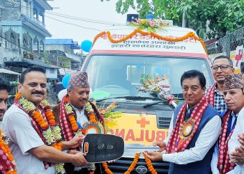 रेडक्रस हाँसपोसालाई भीम पौडेलले दिए एम्बुलेन्स, बाजागाजासहित वडा परिक्रमा गरी अभिनन्दित (भिडियो)