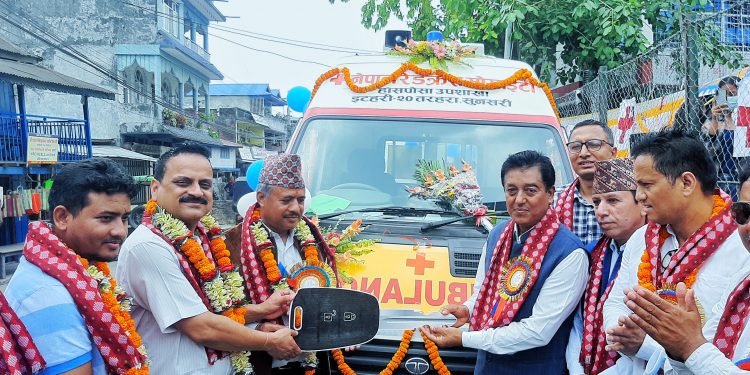 रेडक्रस हाँसपोसालाई भीम पौडेलले दिए एम्बुलेन्स, बाजागाजासहित वडा परिक्रमा गरी अभिनन्दित (भिडियो)