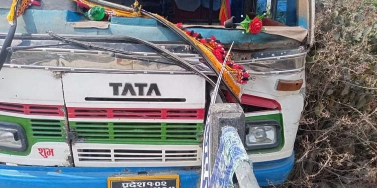 चतरा–झुम्का सडकखण्डमा बस दुर्घटना हुँदा एकको मृत्यु, १० घाइते