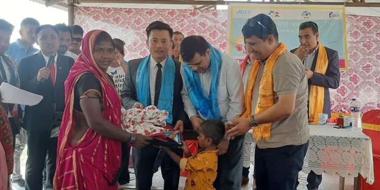 तरहरा जेसीजद्वारा मुसहर समुदायमा शैक्षिक सामाग्रीसहित लत्ताकपडा वितरण