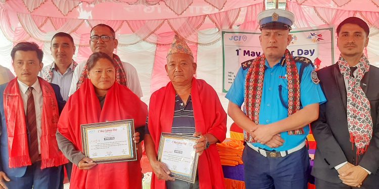 तरहरा जेसीजद्वारा सफारी चालकलाई पोसाक वितरण