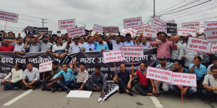 मोरङका उद्योगी, व्यवसायी र मजदुर आन्दोलित, विराटनगर–इटहरी सडक अवरुद्ध