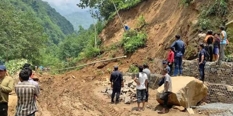 संखुवासभामा पहिरोले पुरिएर धरान र उदयपुरका पुरुषको मृत्यु