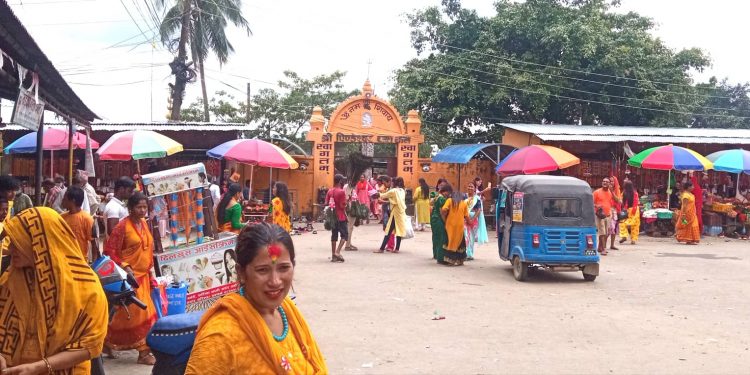 धरानको पिण्डेश्वर मन्दिरमा बोलबमको रौनक (फोटोफिचर)