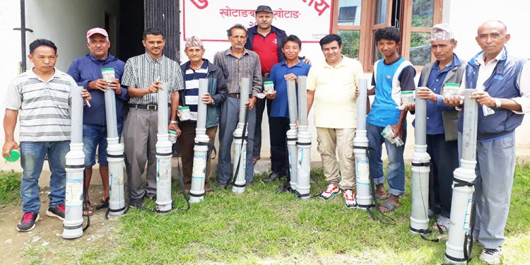 खोटाङमा बाँदर धपाउने मेसिन वितरण